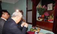 Генсекретарь ЦК КПВ Нгуен Фу Чонг почтил память президента Хо Ши Мина