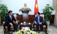 Вице-премьер, глава МИД СРВ Фам Бинь Минь принял специального посла Суги Рётаро