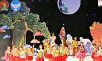 Ночной праздник Cередины осени на тему «Вьетнамские дети обращают взор на острова и море Родины»
