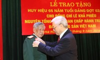 Вручена медаль «65 лет партийной деятельности» экс-генсеку ЦК КПВ Ле Кха Фиеу 