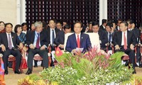 Премьер Вьетнама выступил на 8-м саммите треугольника развития Камбоджа-Лаос-Вьетнам