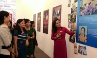 В Музее вьетнамских женщин в Ханое открылась выставка «Интернет и женщины: Возможности и изменения»