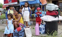 На Филиппинах более 500 тыс. человек эвакуированы из-за бушующего в регионе тайфуна "Хагупит"
