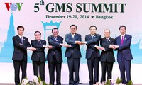 Премьер-министр СРВ завершил участие в 5-м расширенном саммите стран бассейна Меконг