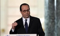 Президент Франции призвал к национальному единству