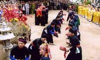 Обычай преподнесения свадебных подарков по требованию семьи невесты народности Таи 