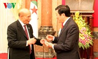 Президент СРВ принял председателя Национального народного собрания Алжира