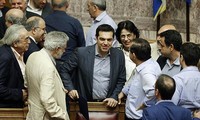 Парламент Греции принял пакет экономических реформ в обмен на финансовую помощь