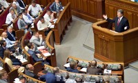 Порошенко внес в Раду поправки в Конституцию, касающиеся особого статуса Донбасса