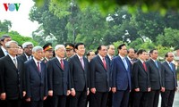 Руководители Вьетнама почтили память президента Хо Ши Мина и павших фронтовиков