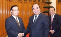 Нгуен Суан Фук принял делегацию Министерства планирования и инвестиций Лаоса
