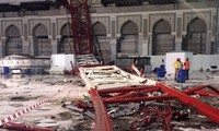 В результате падения крана на мечеть в Мекке погибли более 100 человек 