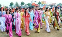 Призы «Блестящие достижения вьетнамских женщин» получили 9 коллективов и 10 частных лиц 