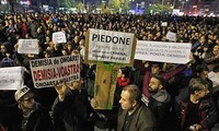 Жители Румынии требуют наказания властей за трагедию в клубе 