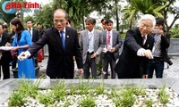 Руководители Вьетнама почтили память великого поэта Нгуен Зу