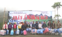 VOV5 вручил подарки представителям нацменьшинств в провинции Каобанг