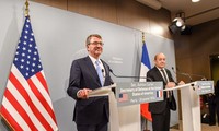 Министры обороны 7 стран обсудили в Париже борьбу с ИГ в соцсетях 