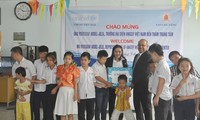 Представитель ЮНИСЕФ во Вьетнаме вручил подарки детям, пострадавшим от диоксина в Дананге