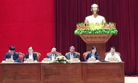 Руководители партии и государства Вьетнама встретились с избирателями страны