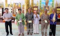 Комитет по делам юго-западного региона СРВ поздравил кхмеров в провинции Хаузянг с «Чол Чнам Тхмей» 