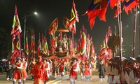 В рамках Дня поминовения королей Хунгов оживлено прошёл народный уличный праздник