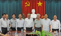 Вице-премьер СРВ вручил подарки Фондам поощрения обучения слаборазвитых уездов провинции Лонган