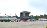 Тысячи жителей Вьетнама посетили Мавзолей Хо Ши Мина 