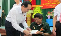 Президент СРВ вручил подарки инвалидам войны в провинции Ханам