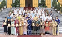 Данг Тхи Нгок Тхинь приняла людей, имеющих заслуги перед Отечеством из провинции Виньлонг