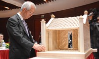 Ханойский музей получил в дар макет ворот деревни Монгфу от японского профессора, архитектора 