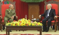 Руководители Вьетнама приняли министра революционных вооруженных сил Кубы 