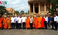 Глава ОФВ Нгуен Тхиен Нян поздравил бонз и кхмеров с праздником «Чол Чнам Тхмай»