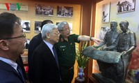 Нгуен Фу Чонг зажёг благовония в память о генерале армии Нгуен Чи Тхане