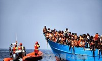 Десятки человек погибли в результате крушения лодки у берегов Ливии 