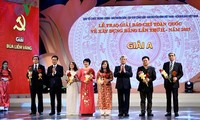 Во Вьетнаме вручена премия «Золотой молот и серп» за 2017 год