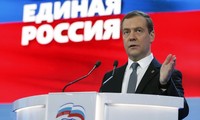 Медведев пообещал защитить экономику страны от санкций Запада 