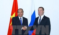 Нгуен Суан Фук поздравил Медведева с переназначением на пост премьер-министра РФ