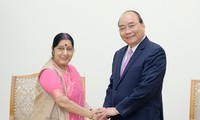 Премьер Вьетнама Нгуен Суан Фук принял главу МИД Индии Сушму Сварадж