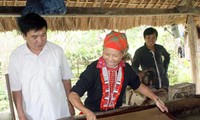 Народность Зао в уезде Баккуанг провинции Хазянг сохраняет традиционное ремесло по изготовлению бумаги 