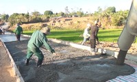Представители народности Бана в Контуме активно участвуют в строительстве новой деревни
