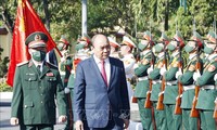 Президент Нгуен Суан Фук проверил ход подготовки к новогоднему дежурству и боеготовность 5-го военного округа