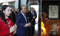 Президент Нгуен Суан Фук воскурил благовония в память о президенте Хо Ши Мине
