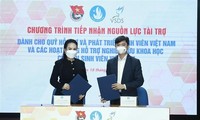 Обществу вьетнамских студентов передано 20 млрд. донгов для оказания  помощи студентам из малообеспеченных семей и на поддержку научной исследовательской деятельности 