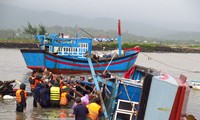 Премьер-министр Вьетнама потребовал сосредоточить ресурсы на ликвидации последствий аномальных ливней и наводнений 