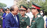 Президент Нгуен Суан Фук посетил 1-й военный округ
