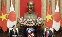 Президент Нгуен Суан Фук принял премьер-министра Японии Кисиду Фумио