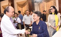 Президент Нгуен Суан Фук встретился с делегацией бывших южновьетнамских школьников, обучавшихся на севере страны