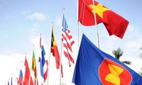 Вьетнам - первый флаг АСЕАН