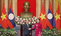 Вьетнам и Лаос продолжают поддерживать визиты и контакты на высоком уровне