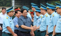 Премьер-министр Фам Минь Тинь посетил Истребительный авиационный полк ВВС  и проверил ход реализации проекта строительства военного аэропорта Йенбай